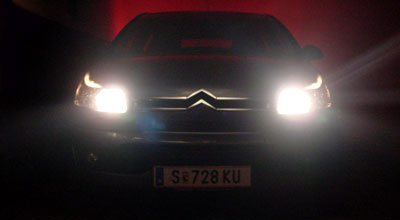 Stimmungsbild: der C4 mit "Coming-Home"-Licht in der Garage. 