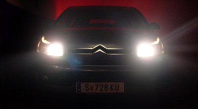 Stimmungsbild: der C4 mit "Coming-Home"-Licht in der Garage. Stimmungsbild: der C4 mit "Coming-Home"-Licht in der Garage.