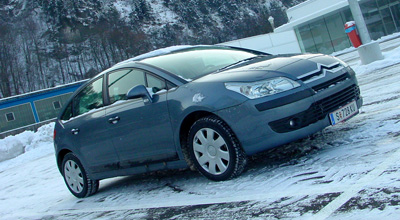 C4 auf winterlichem Parkplatz. 
