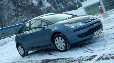 Bei tiefen Temperaturen knackt es manchmal, ansonsten ein tolles Fahrzeug: der C4. C4 auf winterlichem Parkplatz.