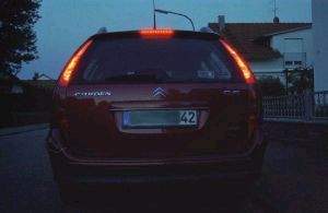Das ist der Teil des Autos, das die meisten Leute sehen werden ;-). Unterhalb der Bremslichter sind Blinker/Rück/Nebelleuchten. Die Nebelschlußleuchten sind auf beiden Seiten. Das ist der Teil des Autos, das die meisten Leute sehen werden ;-). Unterhalb der Bremslichter sind Blinker/Rück/Nebelleuchten. Die Nebelschlußleuchten sind auf beiden Seiten.