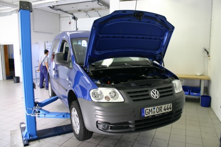 VW Caddy auf der Hebebühne. 