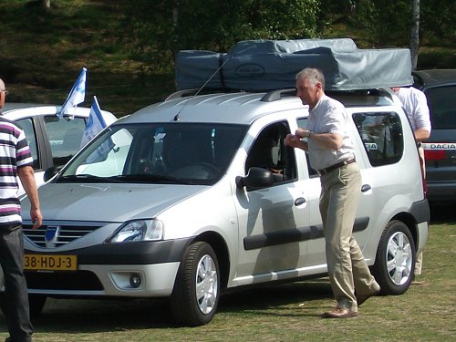 Dachzelt zum Transport in Schutzhülle. 