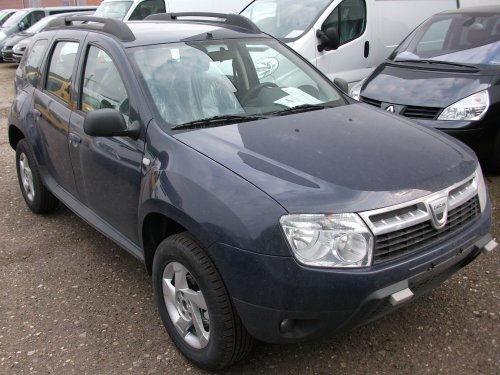 Dacia Duster in marineblau. 