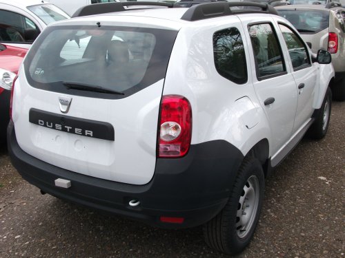 Dacia Duster in arktisweiß. 