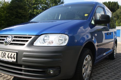 Front und Fahrerseite des VW Caddy. 