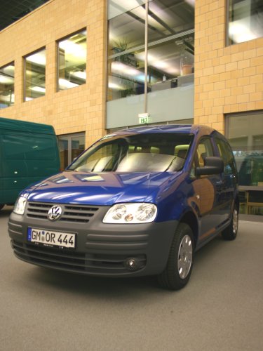 Blauer VW Volks-Caddy im Abholzentrum in Hannover. 