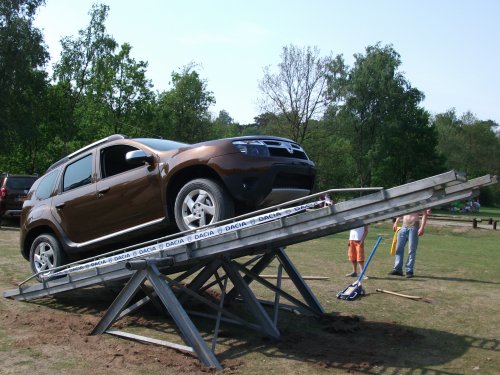 Dacia Duster auf der Wippe. 