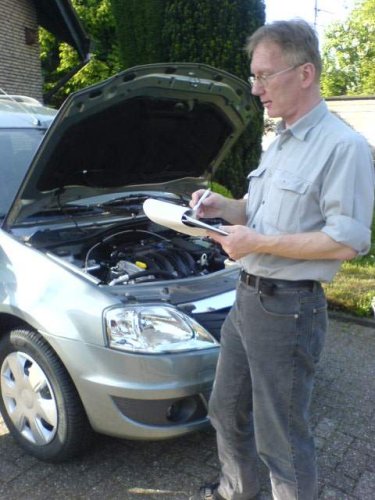 Detlef Kleiss vor seinem Dacia Logan MCV. 