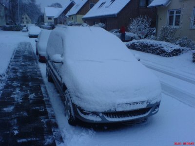 Dacia Logan MCV unter Schnee. 