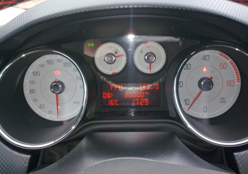 Der Blick auf die Armaturentafel bei 20.000 km. Der Blick auf die Armaturentafel bei 20.000 km.