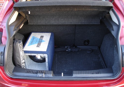 Der Teppich wird erfolgreich geschützt. Das Ladeabteil des Bravo mit dem Crunch Subwoofer.