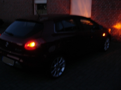 Fiat Bravo bei Nacht mit Bestätigungsblinken der Zentralverriegelung. 