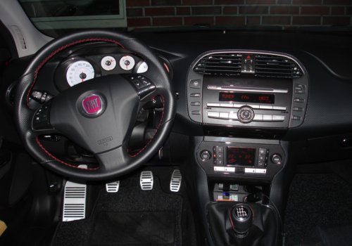 Armaturenträger des Fiat Bravo mit Serien-CD-Radio. Armaturenträger des Fiat Bravo.