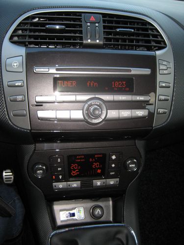 Mittelkonsole mit Radio- und Klimaeinheit. Mittelkonsole.