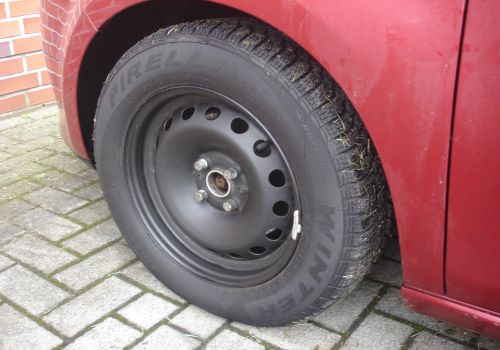 15 Zoll Stahlfelge mit Pirelli Winterreifen. 