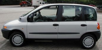 Seitenansicht des Fiat Multipla. 