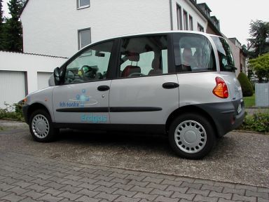 Neuer Erdgasaufkleber von Opel für den Fiat Multipla. 