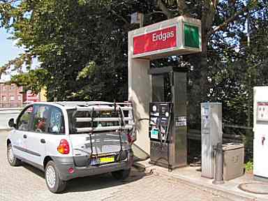 Die Esso-Tankstelle in Hamburg. Die Esso-Tankstelle in Hamburg.