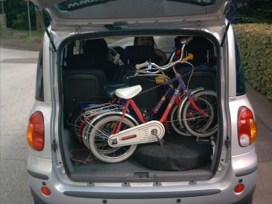 Drei Kinderfahrräder finden leicht Platz im breiten Kofferraum des Multipla. Drei Kinderfahrräder finden leicht Platz im breiten Kofferraum des Multipla.
