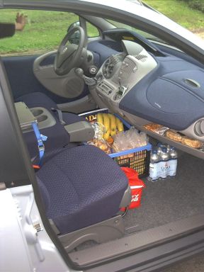 Reiseverpflegung griffbereit im Fußraum zwischen Fahrer und Beifahrer. Reiseverpflegung griffbereit im Fußraum zwischen Fahrer und Beifahrer.