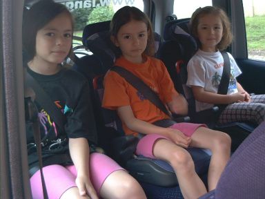 Unsere drei Mädchen fühlen sich wohl in ihren Kindersitzen. Unsere drei Mädchen fühlen sich wohl in ihren Kindersitzen.