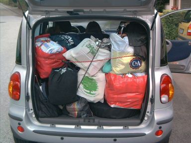 Fertig gepackt für den Urlaub: anstelle sperriger Koffer haben wir Packtaschen aus Plastik und Juteeinkaufstaschen verwendet. So lässt sich der kleine Kofferraum des Multipla optimal ausnutzen. Fertig gepackt für den Urlaub: anstelle sperriger Koffer haben wir Packtaschen aus Plastik und Juteeinkaufstaschen verwendet. So lässt sich der kleine Kofferraum des Multipla optimal ausnutzen.