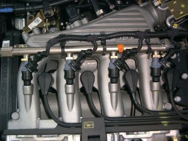 Motorraum des Fiat Multipla Bipower. Motorraum des Fiat Multipla Bipower.