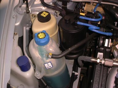 Detailansicht links des Motorraums. Die diversen Flüssigkeitsbehälter sind gut zugänglich. Detailansicht links des Motorraums. Die diversen Flüssigkeitsbehälter sind gut zugänglich.