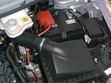 Detailansicht rechts des Motorraums. Detailansicht rechts des Motorraums.