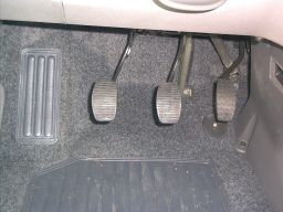 Großzügiger Fußraum für den Fahrer. Bequeme Ablage für den linken Fuß. Großzügiger Fußraum für den Fahrer. Bequeme Ablage für den linken Fuß.