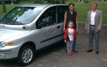 Übergabe des Fiat Multipla Bipower durch Herrn Grund an die Gewinnerin. Im Vordergrund unsere jüngste Tochter Melissa. Übergabe des Fiat Multipla Bipower durch Herrn Grund an die Gewinnerin. Im Vordergrund unsere jüngste Tochter Melissa.
