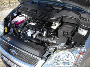 Blick in den Motorraum des Focus C-MAX mit dem 1.6 TDCI ohne die bei anderen Motoren übliche Plastikabdeckung. 