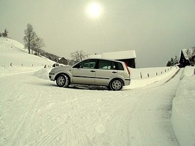 Stimmungsvolles Winterbild in verschneiter Landschaft. Stimmungsvolles Winterbild in verschneiter Landschaft.