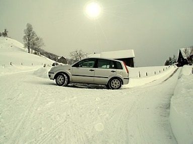 Stimmungsvolles Winterbild in verschneiter Landschaft. 