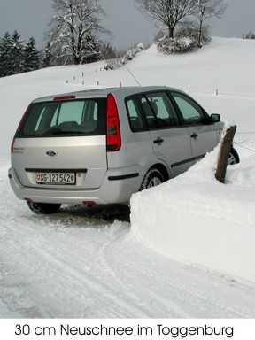 Ford Fusion bei 30 cm Neuschnee. 