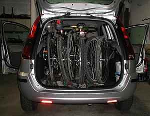 Drei Bikes im Kofferraum — Ansicht von hinten. 