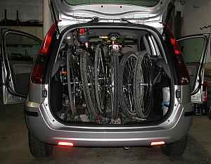 Drei Bikes im Kofferraum — Ansicht von hinten. Drei Bikes im Kofferraum — Ansicht von hinten.