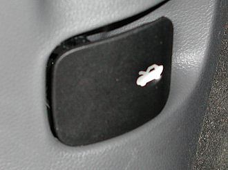 Fernentriegelung für die Motorhaube. Fernentriegelung für die Motorhaube.
