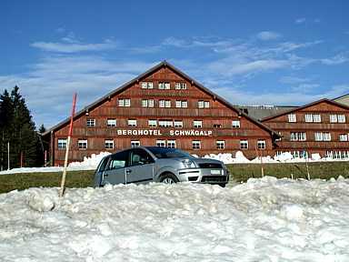 Ford Fusion im Schnee — Frontansicht. 