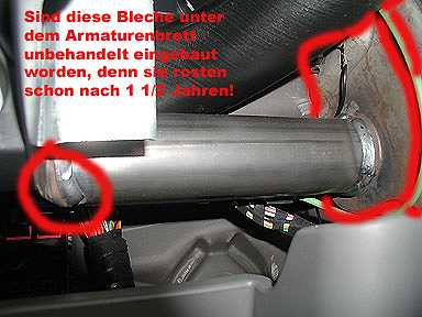 Unbehandelte Bleche hinter dem Handschuhfach, sie haben leichten Flugrost. Unbehandelte Bleche hinter dem Handschuhfach, sie haben leichten Flugrost.