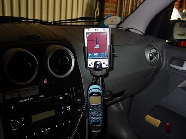 Günstige Position durch kombinierten Einbau von iPAQ und Handy, im Hintergrund an der A-Säule ist die graue GPS-Maus sichtbar. 