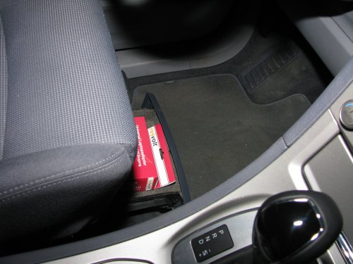 Schublade unter dem Fahrersitz. Schublade unter dem Fahrersitz.