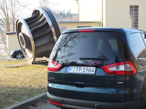 Ford Galaxy vor einem ausgemusterten Turbinenlaufrad … 