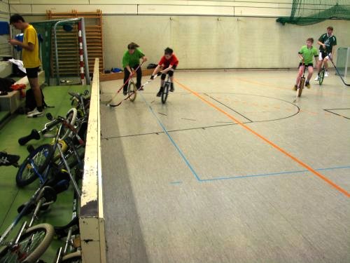 Jede Menge Action auf dem Spielfeld — ein Sport für Jung und Alt. Jede Menge Action auf dem Spielfeld — ein Sport für Jung und Alt.