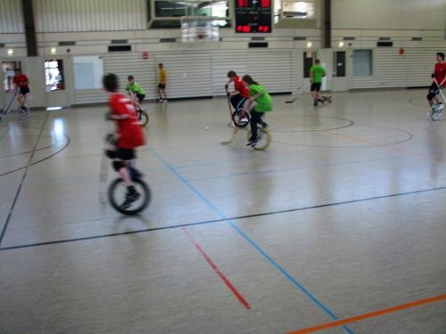 Jede Menge Action auf dem Spielfeld — ein Sport für Jung und Alt. 