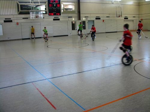 Jede Menge Action auf dem Spielfeld — ein Sport für Jung und Alt. 