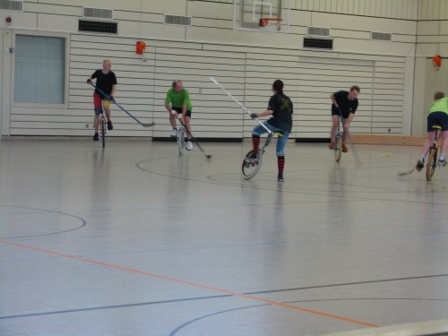 Jede Menge Action auf dem Spielfeld — ein Sport für Jung und Alt. 