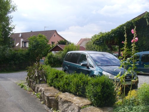 Der Ford Galaxy am Urlaubs-Domizil. 