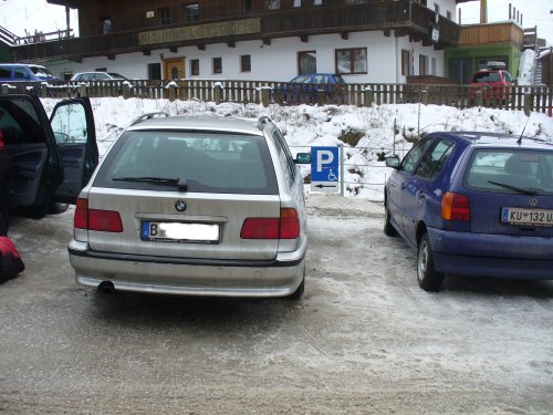 Falschparker — kann man dieses Schild übersehen? 